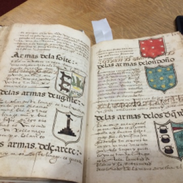 This manuscript gives descriptions of each family, including a description of their coat of arms (armas).